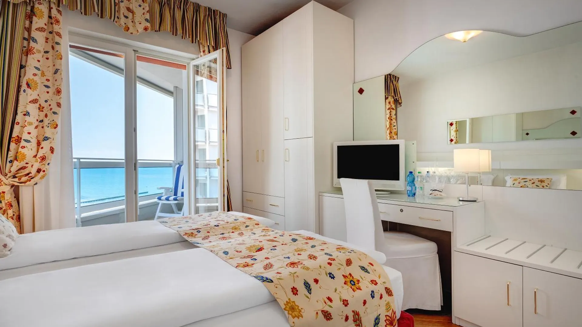 Hotel Cavalieri Palace & Suites Lido di Jesolo 4*,